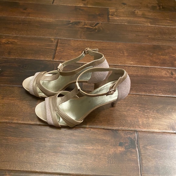 NWOB Ann Klein flex T Strap peep toe heels - Picture 3 of 3